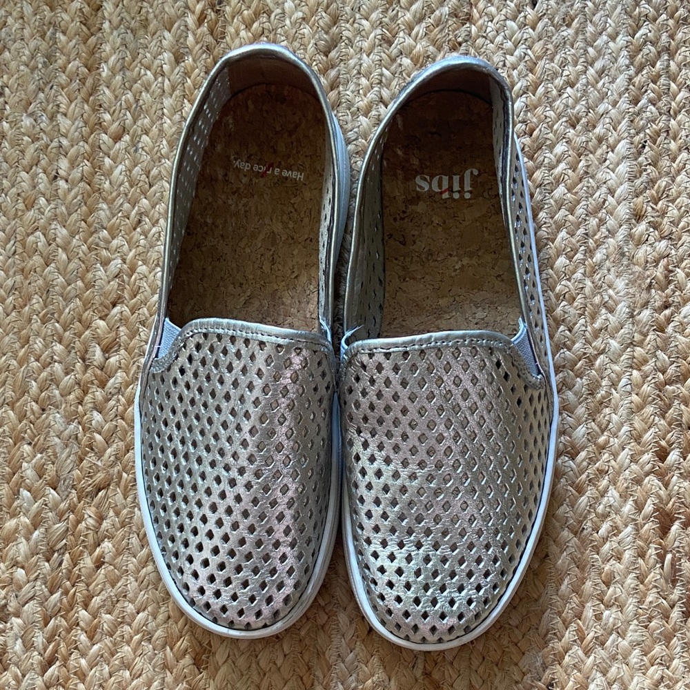 Jibs Women's Silver Slip-On Sneakers-size 6